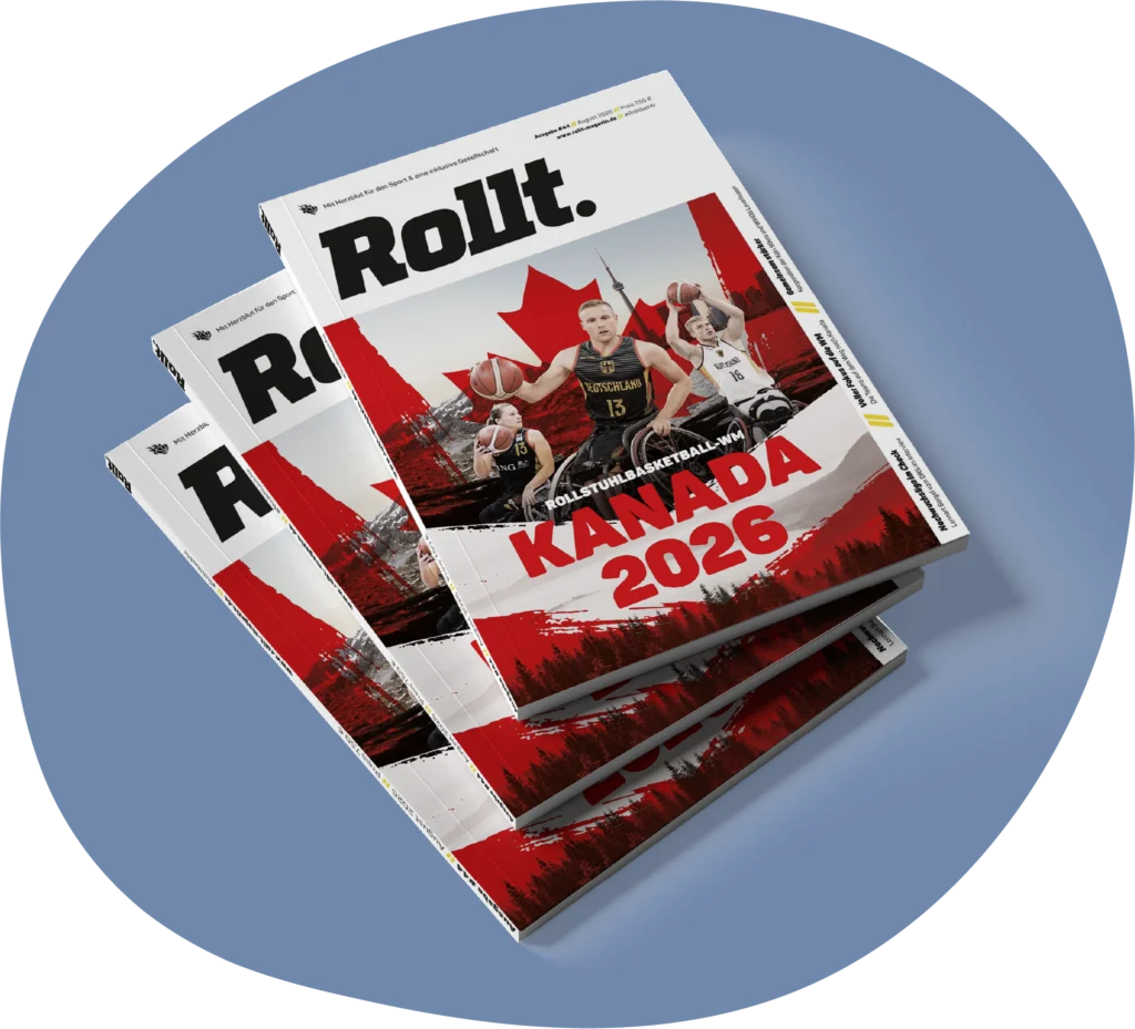 Drei Rollt Magazine auf einem hellblauen Untergrund. Das Titelbild zeigt die Rollstuhlbasketball-WM 2026 in Kanada