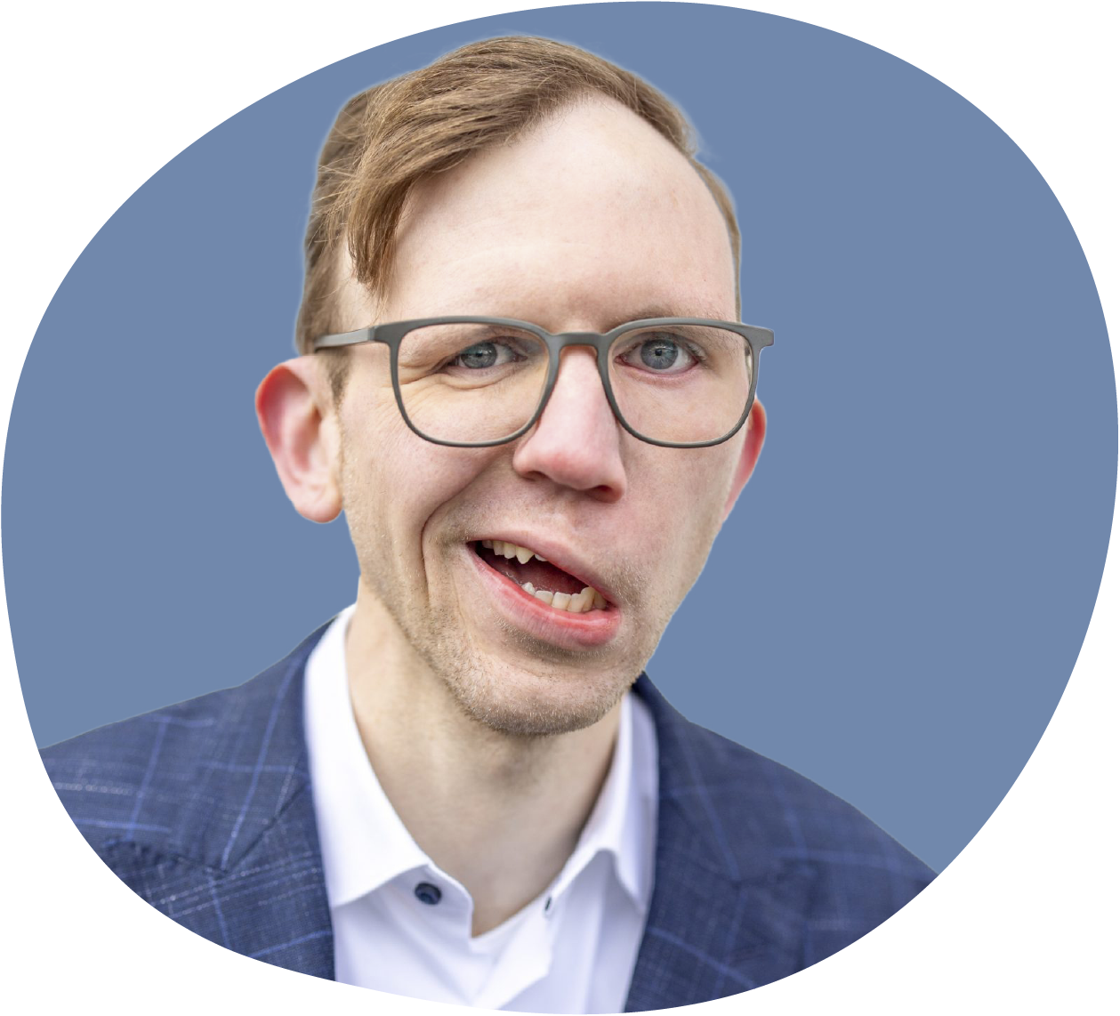Nahaufnahme Gesicht Marcel Friedrich auf hellblauem Hintergrund